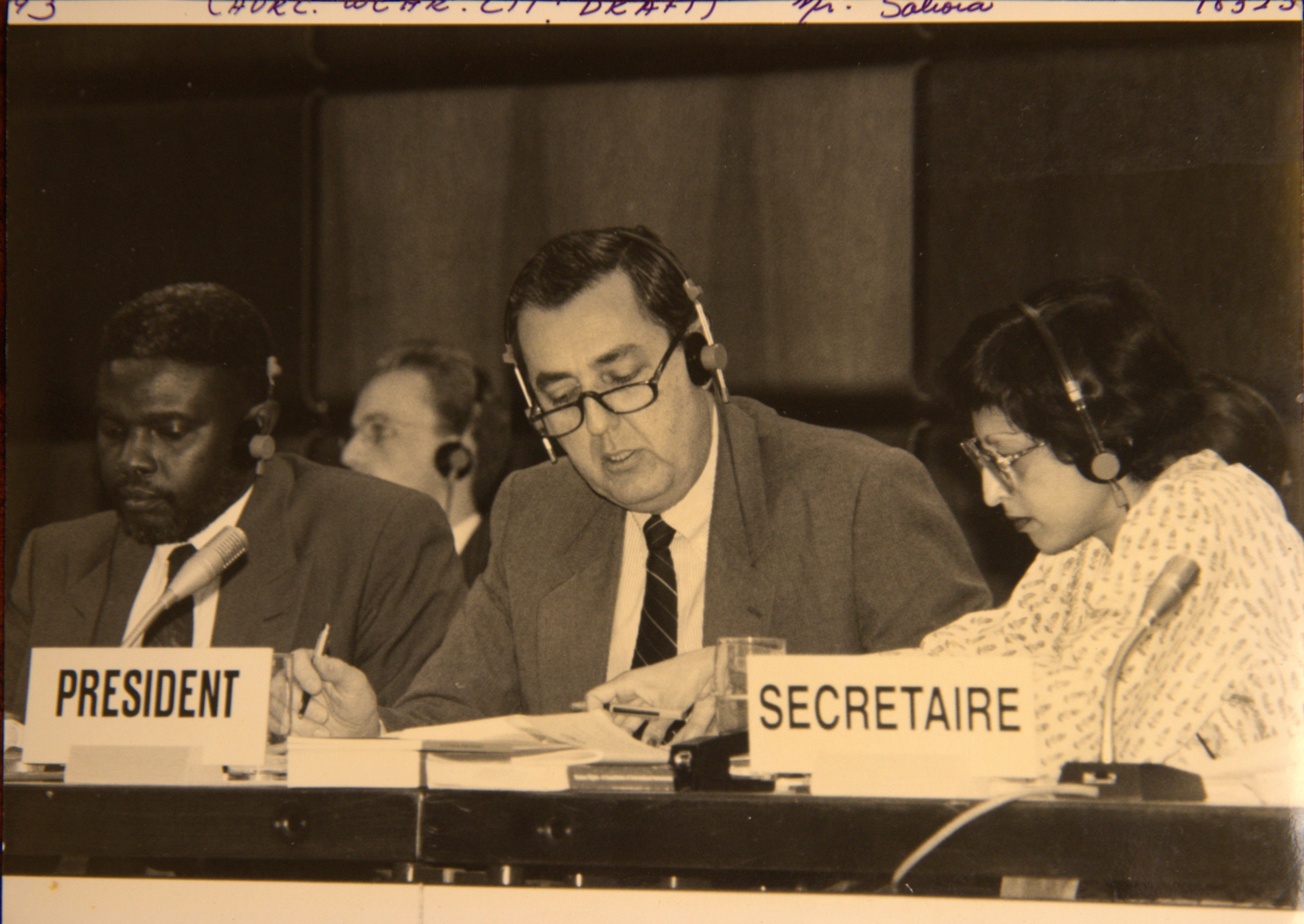 Foto mostra Gilberto Saboia, no centro da imagem, atuando enquanto presidente do comitê responsável pela redação da Declaração da Conferência Mundial de Direitos Humanos, que foi realizada em Viena, Áustria em junho de 1993. À sua esquerda, está Mochtar Cissé, assistente da secretária do comitê, e à direita de Saboia, está a diplomata indiana Tota Mukherjee, secretária do Comitê de Redação da Declaração da Conferência de Viena.